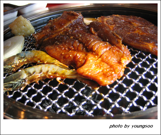 왕새우와 옥수수는 물론이요 깊은 맛을 내도록 잘 숙성된 갈비가 먹음직스러워 보인다. 